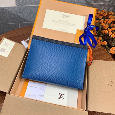 LV路易威登 藍色水波紋 POCHETTE VOYAGE MM手拿包 M62912黑格飾邊