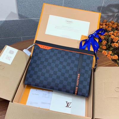 LV路易威登 POCHETTE VOYAGE MM手拿包 M60241飾皮