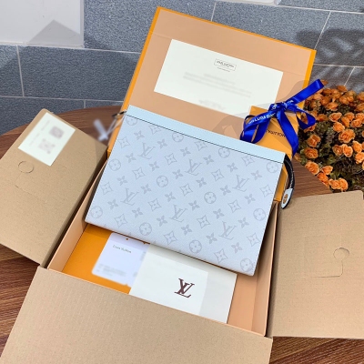 LV路易威登 M30420白 Pochette Voyage...