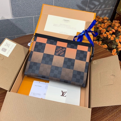 LV路易威登 Pochette Voyage手拿包 N604...