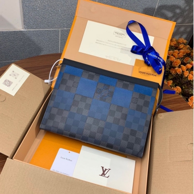LV路易威登 Pochette Voyage手拿包 N604...