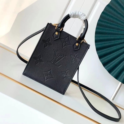 LV 新款 Petit Sac Plat 黑色壓紋琴譜包 M...