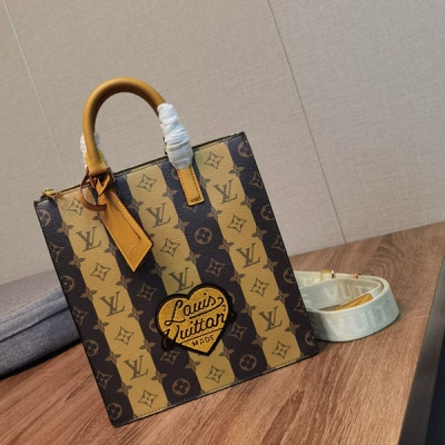 LV路易威登 NIGO Sac Plat 男士手提包 M45...