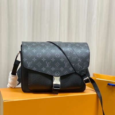 LV路易威登 NEW 黑花男士郵差包 M30746