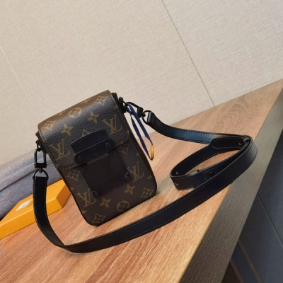 LV路易威登 S-LOCK VERTICAL 老花小號男士挎...
