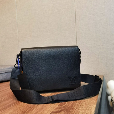 LV路易威登 NEW MESSENGER 新款荔枝紋男士郵差...