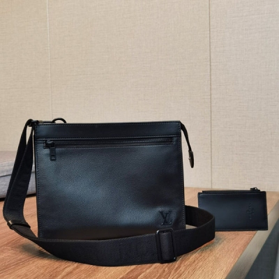 LV路易威登 Messenger Voyage 經典小牛皮男...