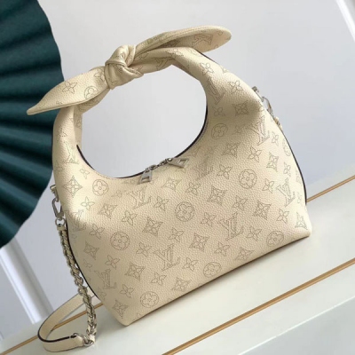 LV路易威登 Why Knot 鏤花穿孔奶白色小號斜挎包 M...