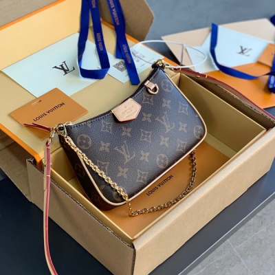 LV路易威登 Easy Pouch On Strap 經典老...