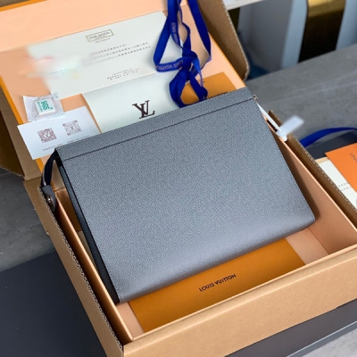 LV路易威登 POCHETTE VOYAGE 灰色粒面牛皮手...