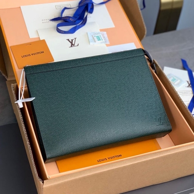 LV路易威登 POCHETTE VOYAGE 綠色Taïga...