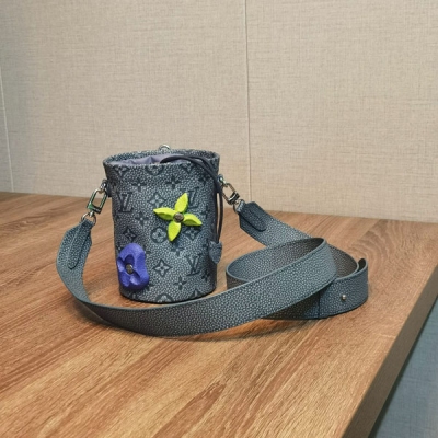 LV路易威登 Chalk Pouch 灰色壓花斜揹包 M81...