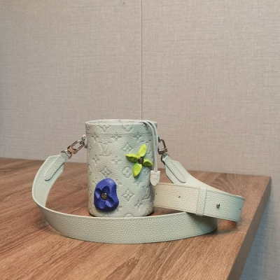 LV路易威登 Chalk Pouch 米白壓花水桶包 M81...