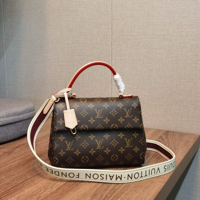 LV路易威登 CLUNY BB 絲印肩帶老花斜揹包 M448...