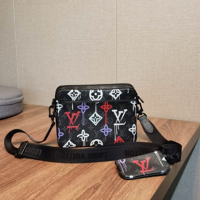 LV路易威登 Trio 黑花男士郵差包 M21396 塗鴉絲...