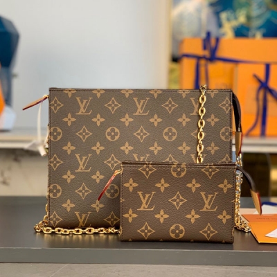 LV路易威登 Toiletry Pouch On Chain...