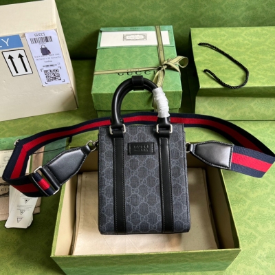 GUCCI古馳 GG經典黑色男士肩背包 696010