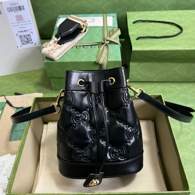 GUCCI古馳 GG matelassé 黑色壓花皮革迷你水...