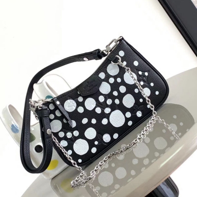 LV路易威登 M80349 Easy Pouch On St...