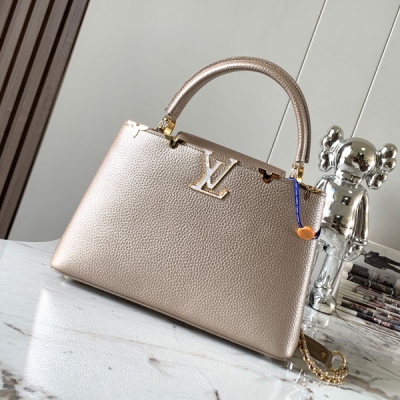 LV路易威登 M22436 Capucines 金屬卡其色迷...