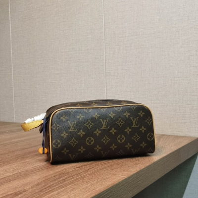 LOUIS VUITTON M46696 新款老花多普包