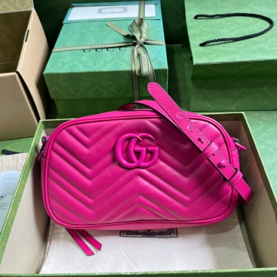 GUCCI古馳 GG Marmont系列玫紅色皮革絎縫相機包...