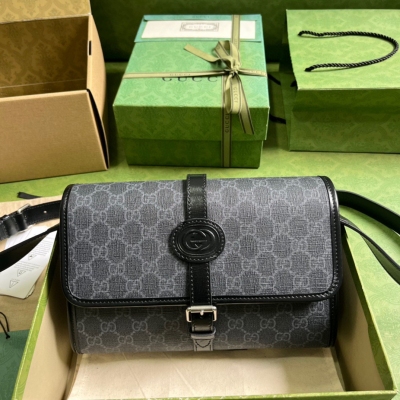 GUCCI古馳 黑色帆布飾互扣式雙G印花男士郵差包 7456...