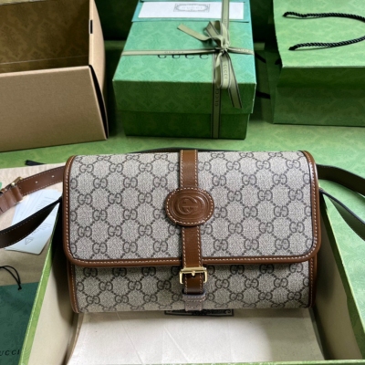 GUCCI古馳 棕色pvc飾互扣式雙G印花GG郵差包 745...