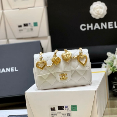 CHANEL香奈兒 2022b 小號白色羊皮愛心吊墜鏈條包 ...