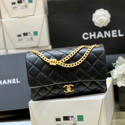 CHANEL香奈兒 黑色小羊皮大號cf版型小金柱調節包 AS...
