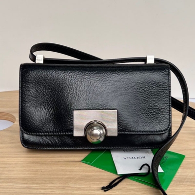 Bottega Veneta 復古天花板油蠟小牛皮腋下包 7...