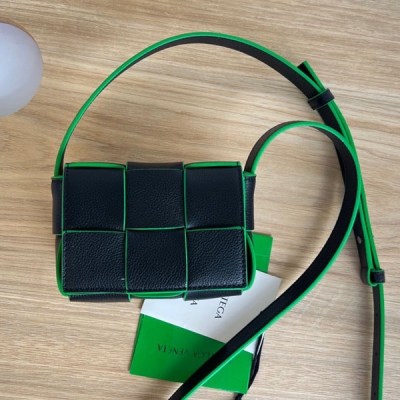 BV寶緹嘉 Mini cassette Bag 新款雙色羊皮...