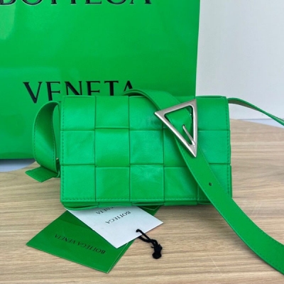 BOTTEGA VENETA CASSETTE MINI 三...