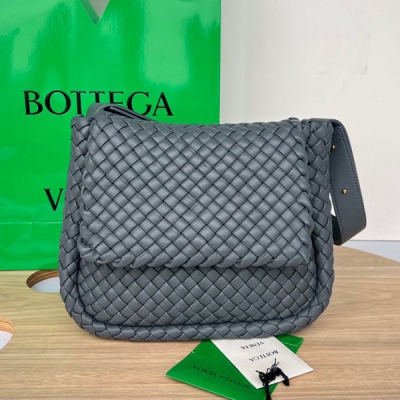 BV寶緹嘉 2023秋冬新品 COBBLE 經典細編織灰色肩...