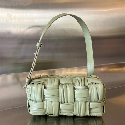 BOTTEGA VENETA 綠色油蠟牛皮褶皺版手工腋下包 ...