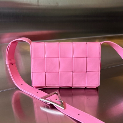 BOTTEGA VENETA CASSETTE 新版三角扣油...