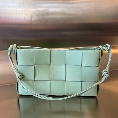 BOTTEGA VENETA Cassette 新色百搭牛皮...