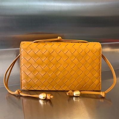BV寶緹嘉 2023春夏新款 TRIO POUCH ON S...